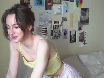 girl
        daisy_mint cam image #1192522