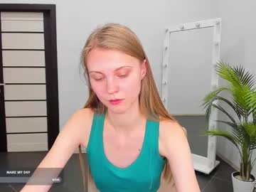 girl
        phoebepaw cam image #6870198
