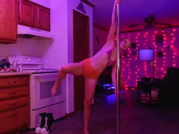 girl
        emmasky69 cam image #2663684