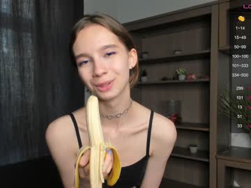 girl
        happiness_call cam image #2200290