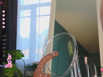 girl
        emilia_dream cam image #4204553