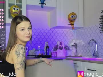 girl
        white__crystal_ cam image #1082334
