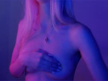girl
        roonaxel cam image #2045319