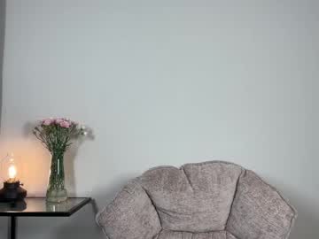 girl
        julia_rle cam image #6239872