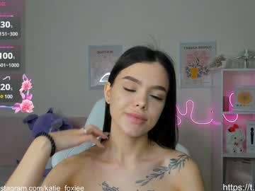 girl
        katiefoxie cam image #5660576