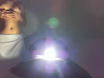 girl
        emilybatee cam image #1296438