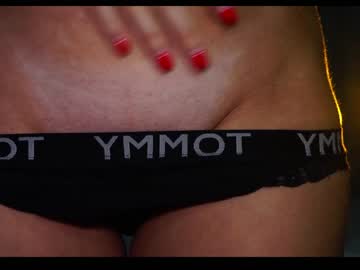 girl
        emilybatee cam image #3091387