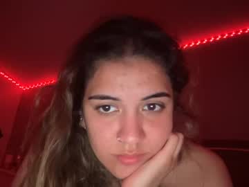 girl
        daisycremm cam image #4180262