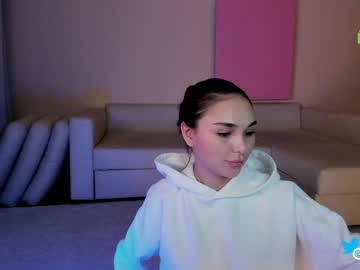 girl
        hollyextra cam image #1505667