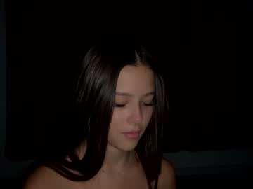 girl
        emilybatee cam image #1648432