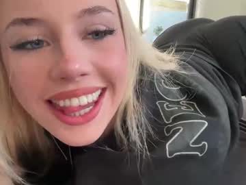 girl
        skyyler1 cam image #6974458