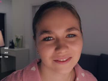 girl
        adelbelch cam image #5696912