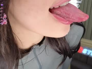 girl
        yononeey cam image #5404776
