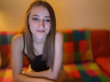 girl
        sarah369369 cam image #3430352