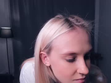 girl
        sellar_moon cam image #2746483
