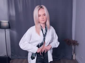 girl
        sellar_moon cam image #2746701