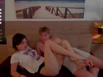 couple
        holly__baker cam image #1889471
