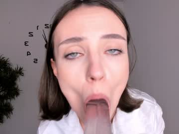girl
        lauratanguy cam image #5356135