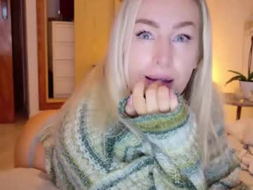 girl
        christinasiemone cam image #5500459