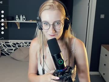 girl
        mind_of_heart cam image #4914521