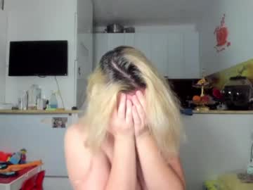 girl
        kiradivine cam image #197552