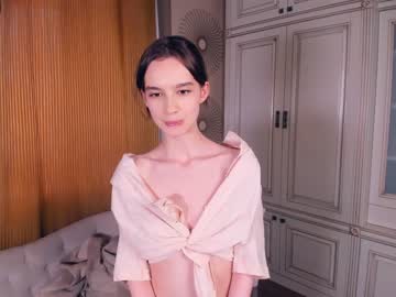girl
        happiness_call cam image #1200420
