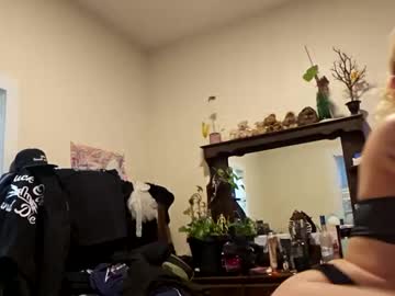 couple Live Cam Girls Love To Strip Naked For Their Viewers with blondesnbooze