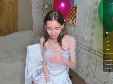 girl
        happiness_call cam image #2596900