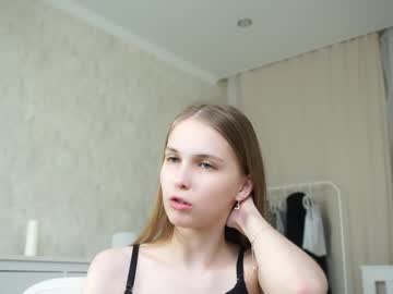 girl
        hildgaillard cam image #6734071