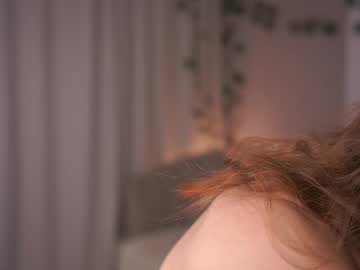 girl
        little_poetry cam image #6561639