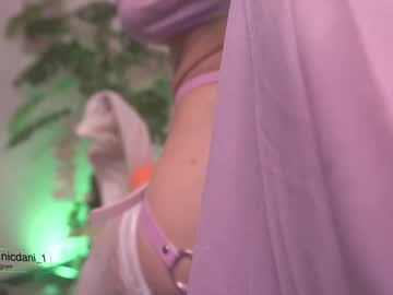 girl
        nicdani_1 cam image #4338582