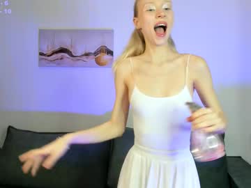 girl
        shine_nansy cam image #5905348