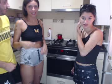 couple
        maya_and_guests cam image #1802712