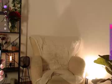 girl
        lucylia_ cam image #6108631