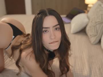 girl
        emyii cam image #6677650
