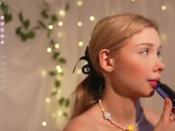 girl
        april_blush cam image #5936487