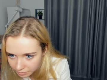 girl
        fresh_cherries cam image #2439646