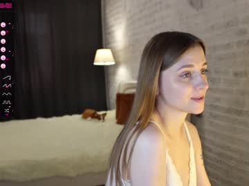 girl
        sophie_burn cam image #1093460