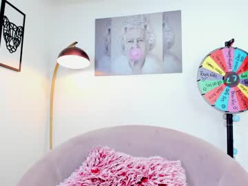 girl
        missniley cam image #1763711