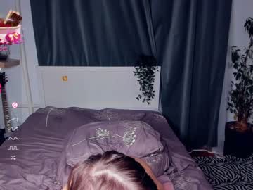 girl
        _night_moon_ cam image #3672256