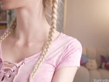 girl
        bunnydollstella cam image #6843340