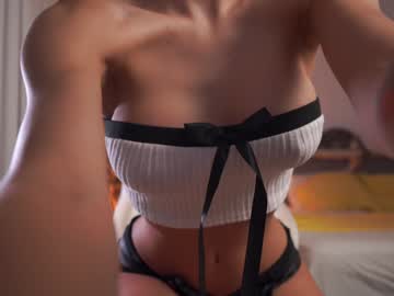 girl
        emma_land cam image #4654619