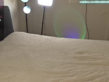 girl
        blondehottiek cam image #3836522