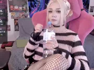 girl
        broodmommyy3 cam image #6838815