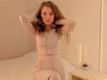 girl
        landrycarney cam image #3056208