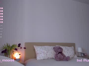 girl
        lumoore cam image #3693124