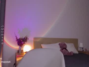 girl
        lumoore cam image #2395465