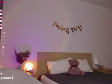 girl
        lumoore cam image #2136550