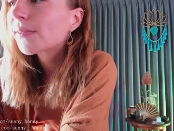 girl
        sunny__honey cam image #745839