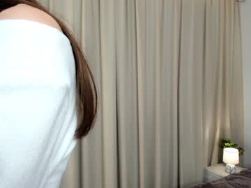 girl
        peek_in_my_window cam image #4251102